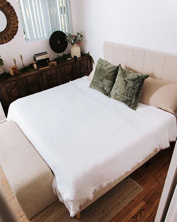 Lara White - PARTY BLANKET?