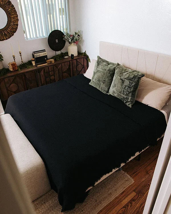 Lara Black - PARTY BLANKET?